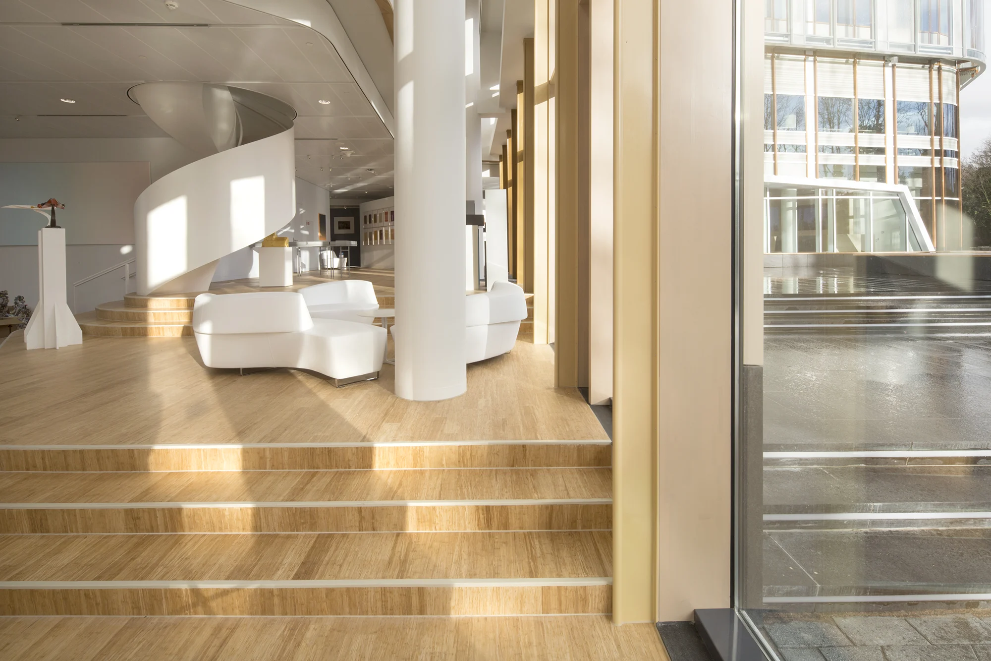 Moderner Wohnraum mit MOSO Bamboo Supreme Density Parkett